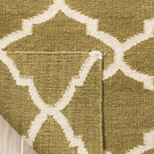 Safavieh Dhurries Collection DHU115A Hand Woven Green and Ivory Premium Wool Area Rug