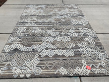 7'x10' Hand Tufted Distressed Geo Wool Area Rug