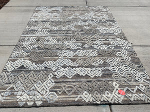 7'x10' Hand Tufted Distressed Geo Wool Area Rug