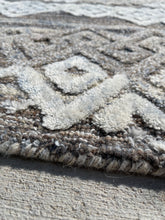7'x10' Hand Tufted Distressed Geo Wool Area Rug