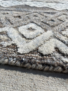 7'x10' Hand Tufted Distressed Geo Wool Area Rug