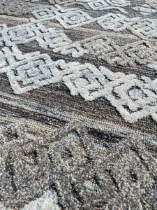 7'x10' Hand Tufted Distressed Geo Wool Area Rug